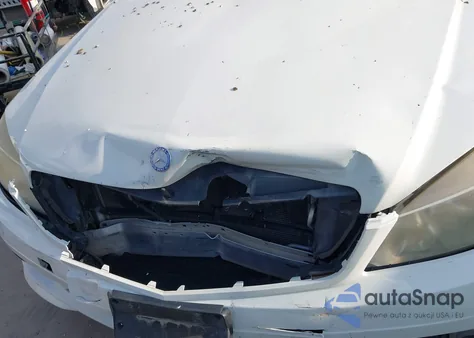 2010 Mercedes-Benz C 300 Luxury/Sport z USA, uszkodzony, nr VIN WDDGF5EB0AR095733